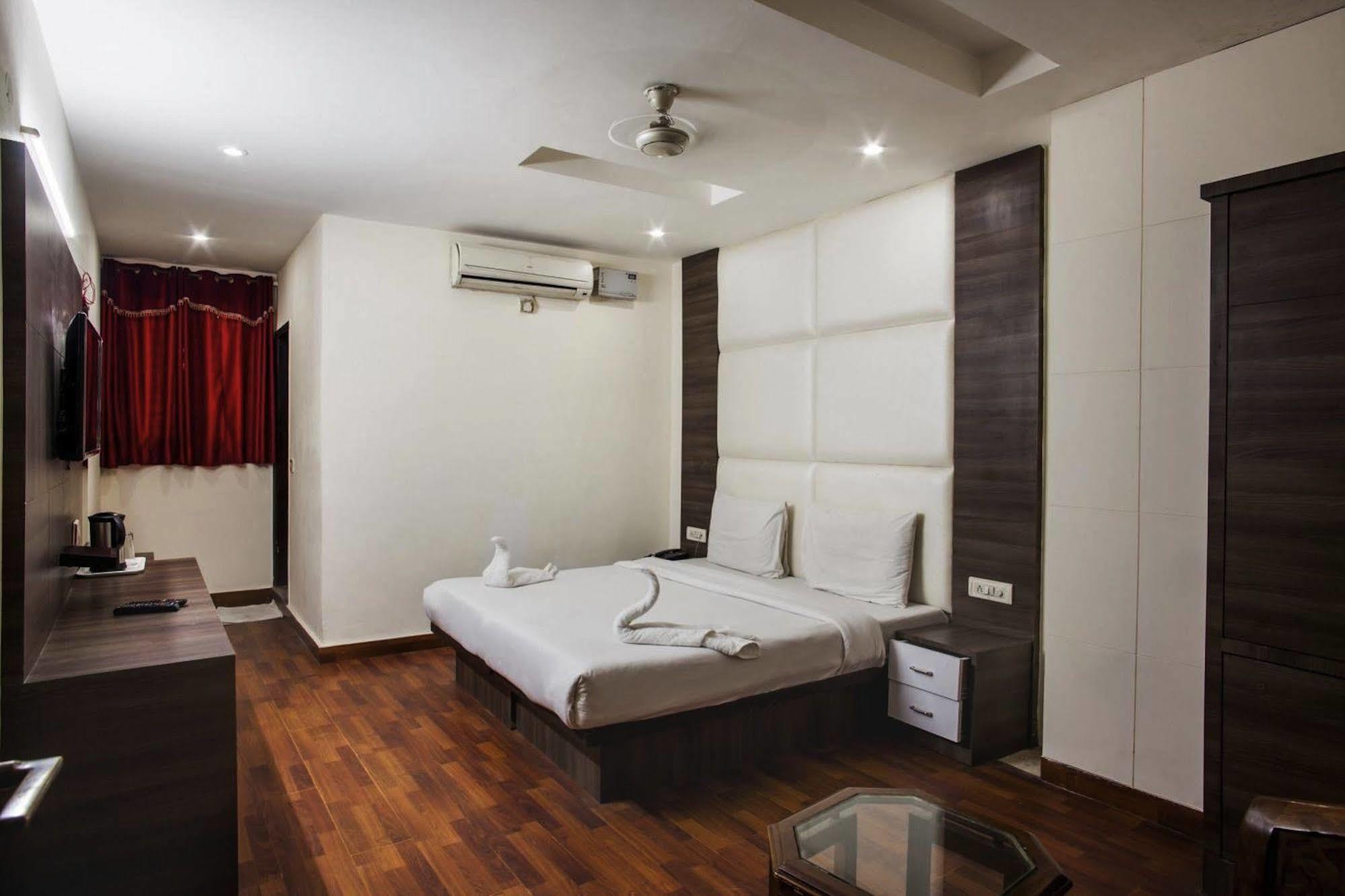 Hotel Karat 87 Inn Neu-Delhi Exterior foto